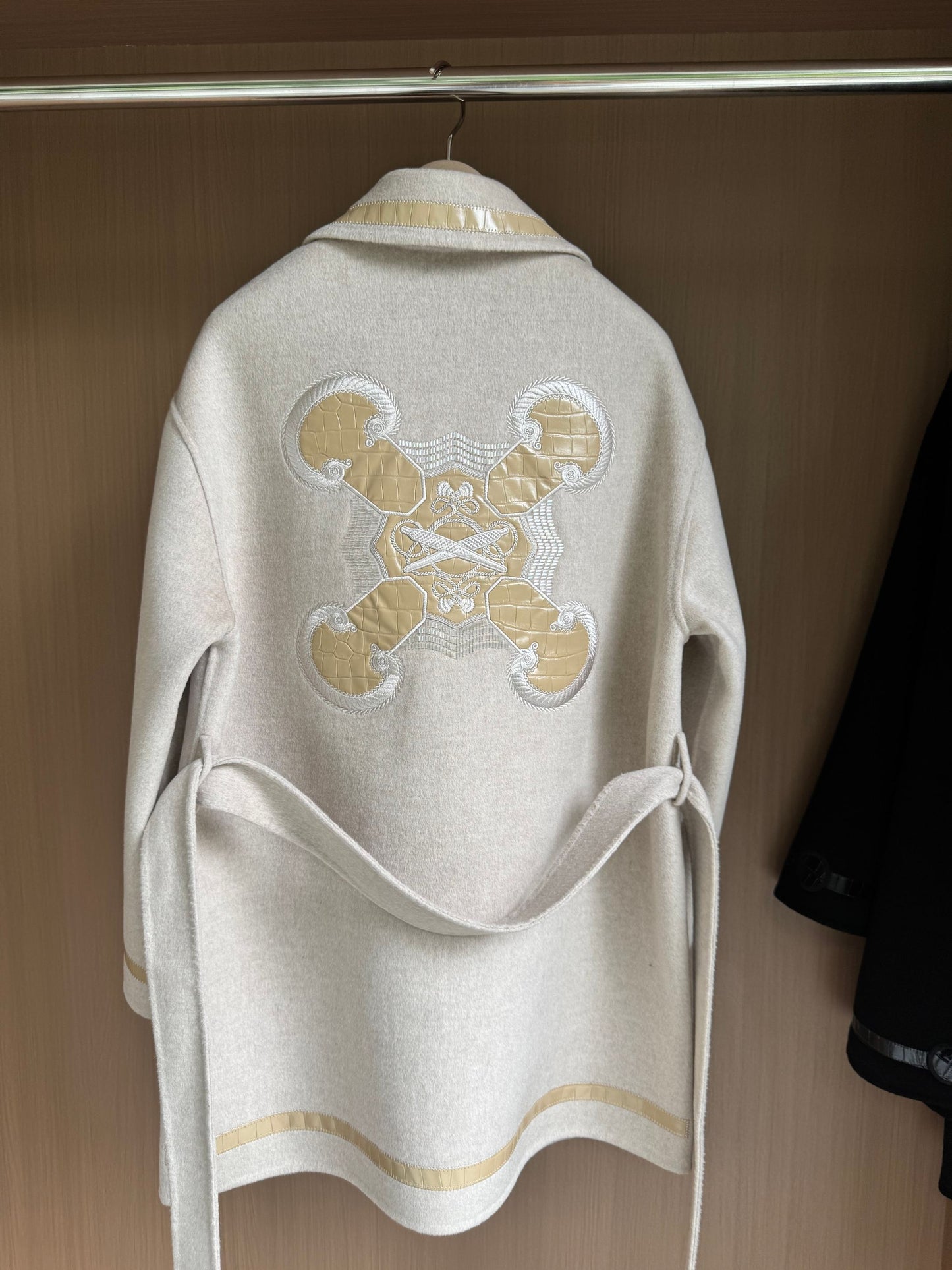 He 25FW Double-sided pure cashmere coat with saddle embroidery and leather design