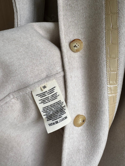 He 25FW Double-sided pure cashmere coat with saddle embroidery and leather design