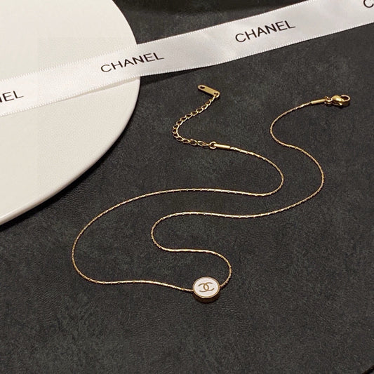 C 25 The latest steel color-retaining black and white necklace.