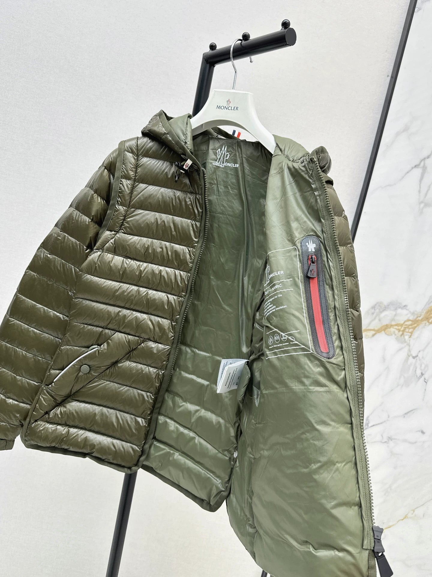 Mon 25fw New lightweight down jacket with detachable sleeves.