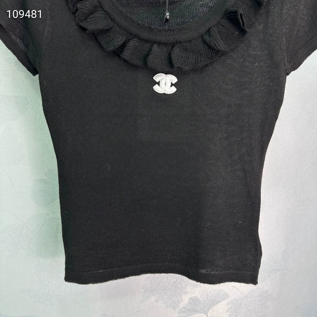 C 25 Crew neckline and short sleeves in a slimming knit.