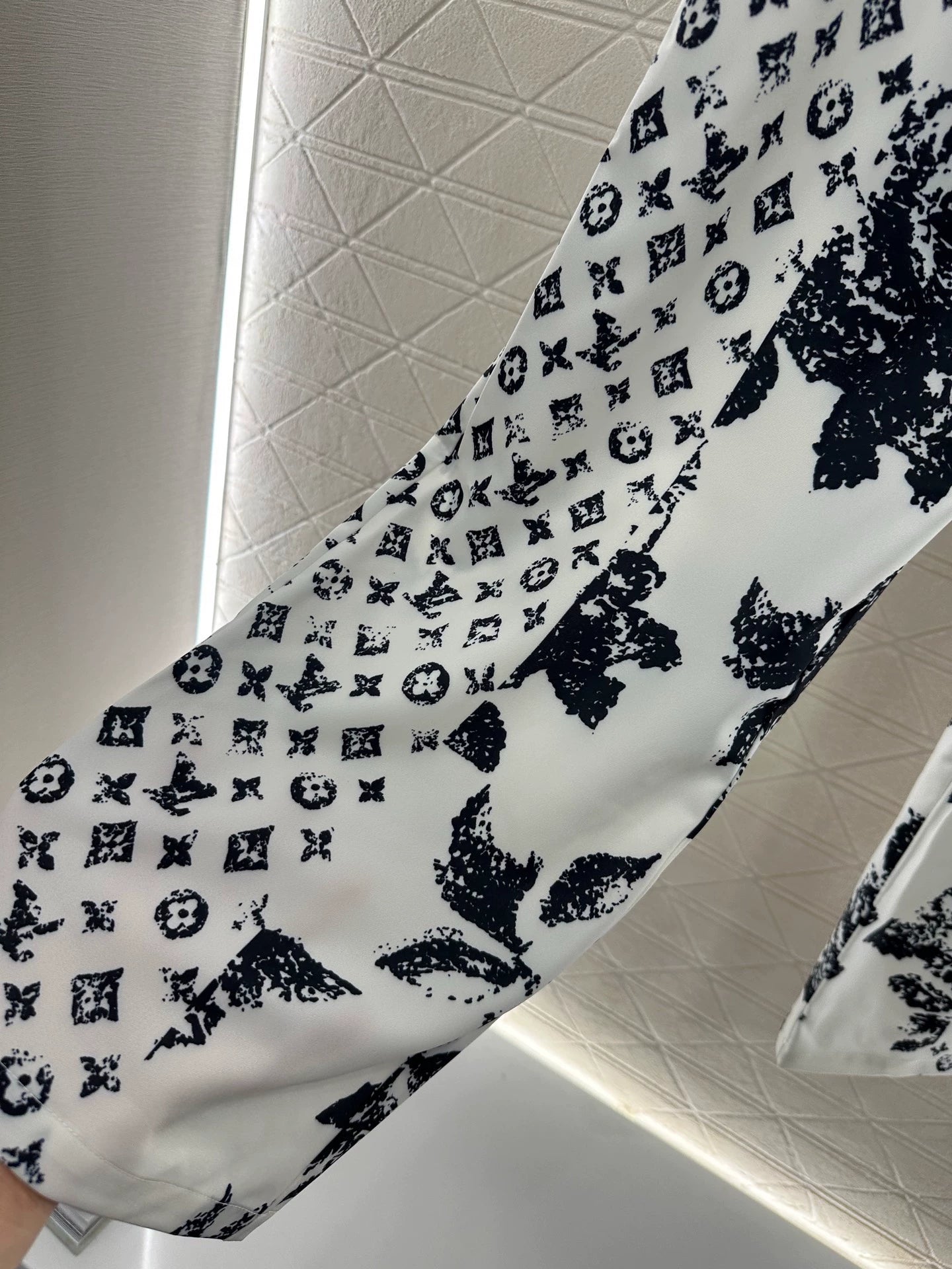 L 25 Printed drawstring trousers