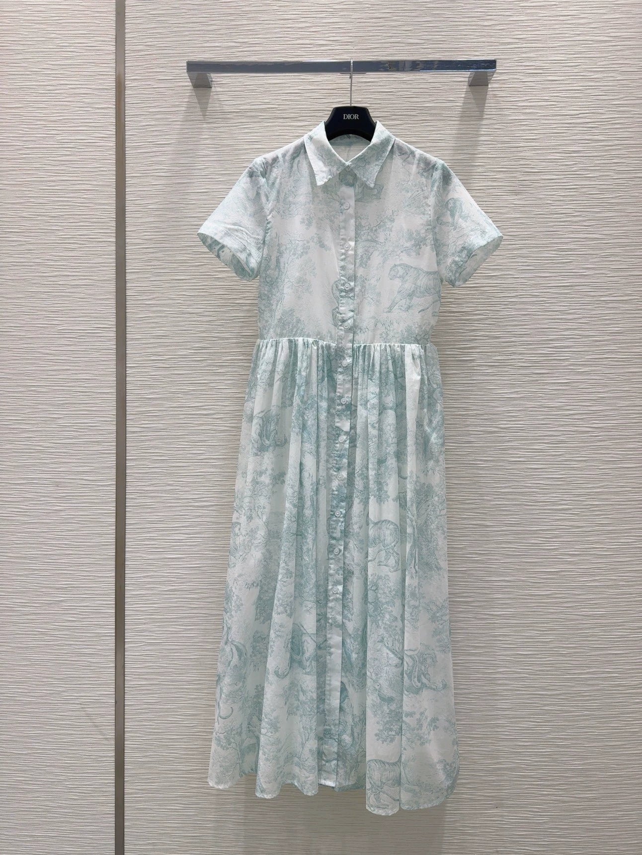 D 25 Neues einreihiges Kleid mit Revers und kurzen Ärmeln im Animal-Dschungel-Print (mit Innenbluse) 