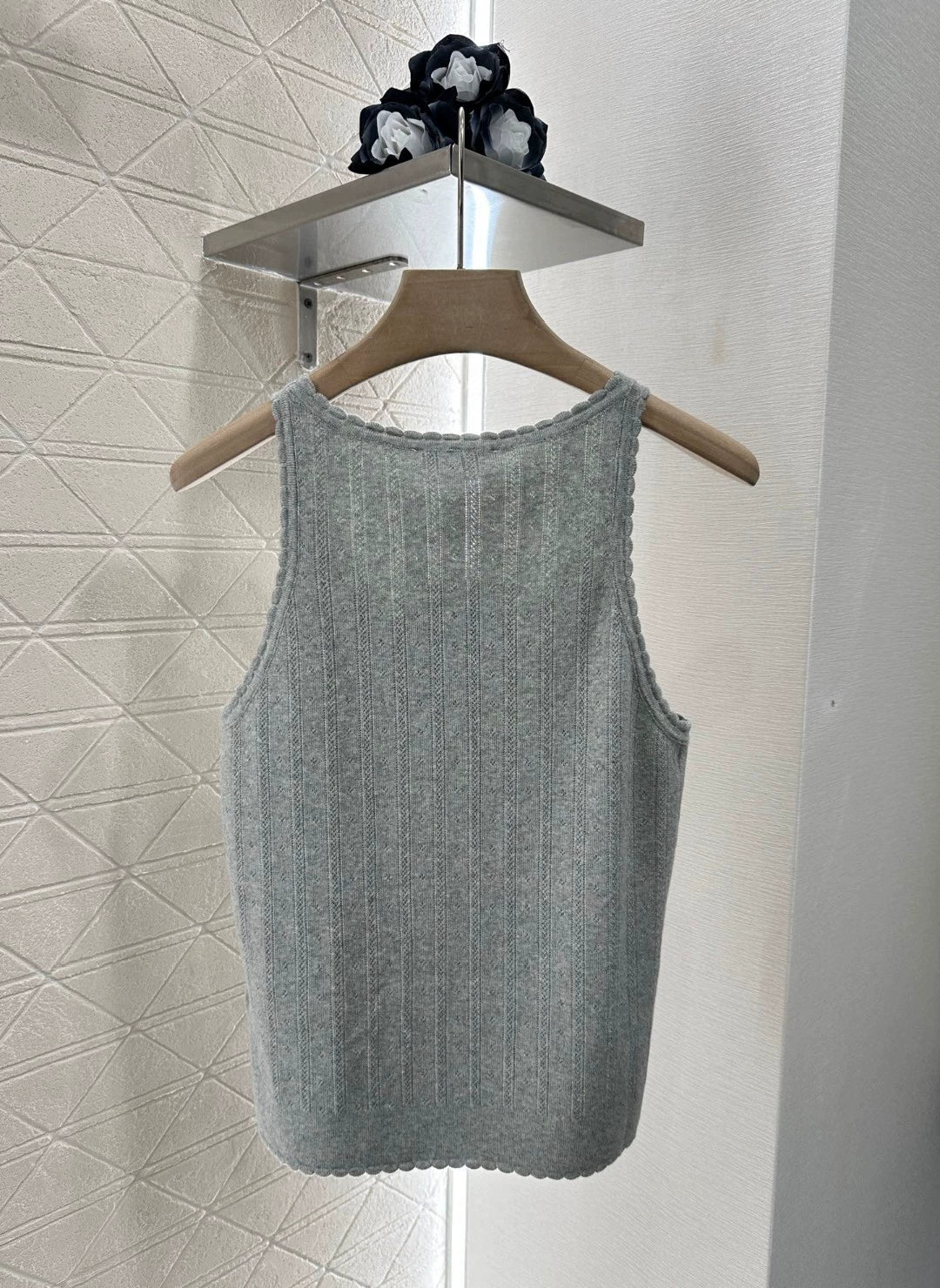 M 25 new lace knitted vest