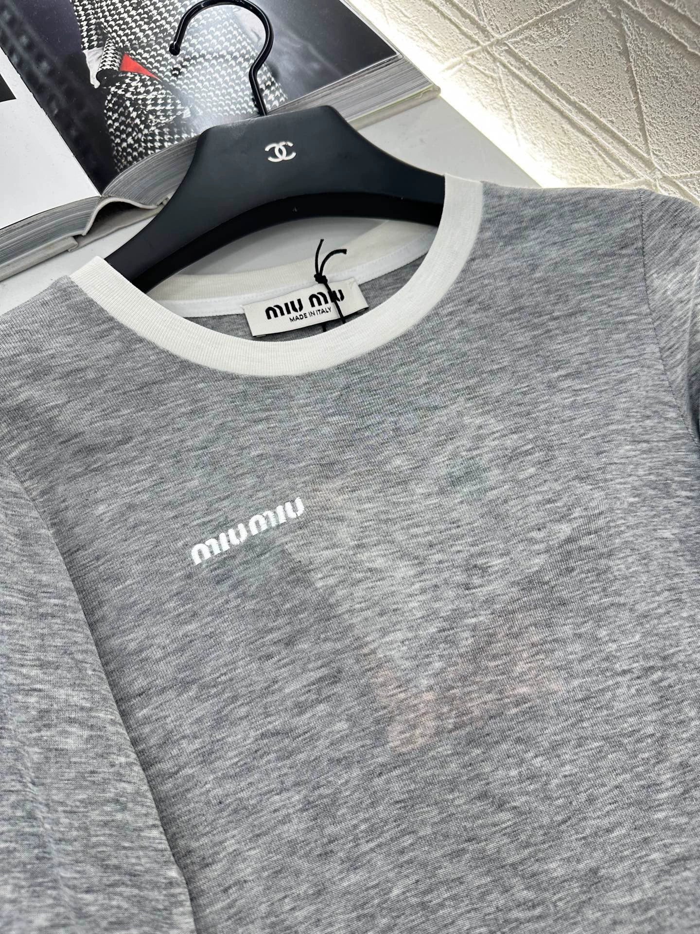 M 25 Simple, lettered, slim-fit base layer