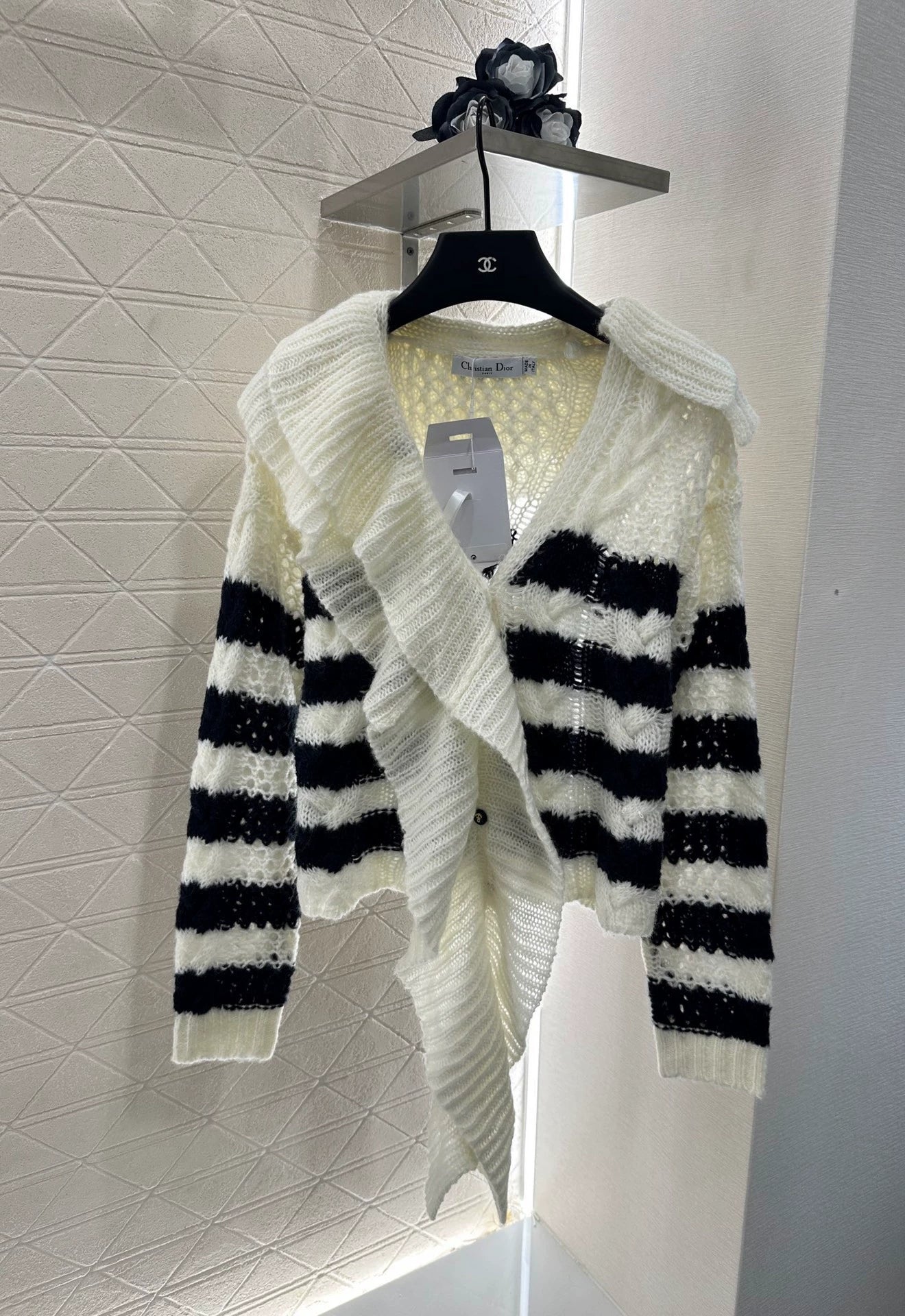 D 25 Irregular lace collar knit top