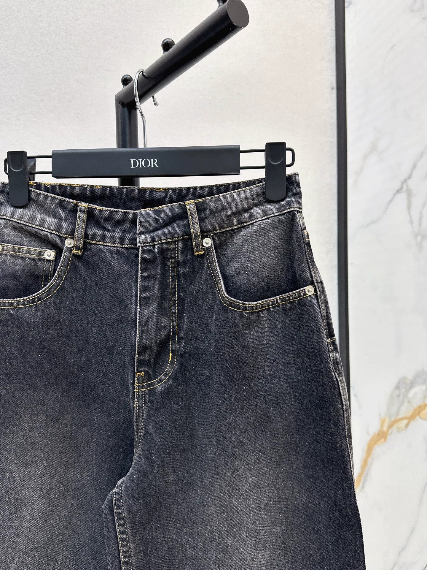 D 25 Damaged loose jeans