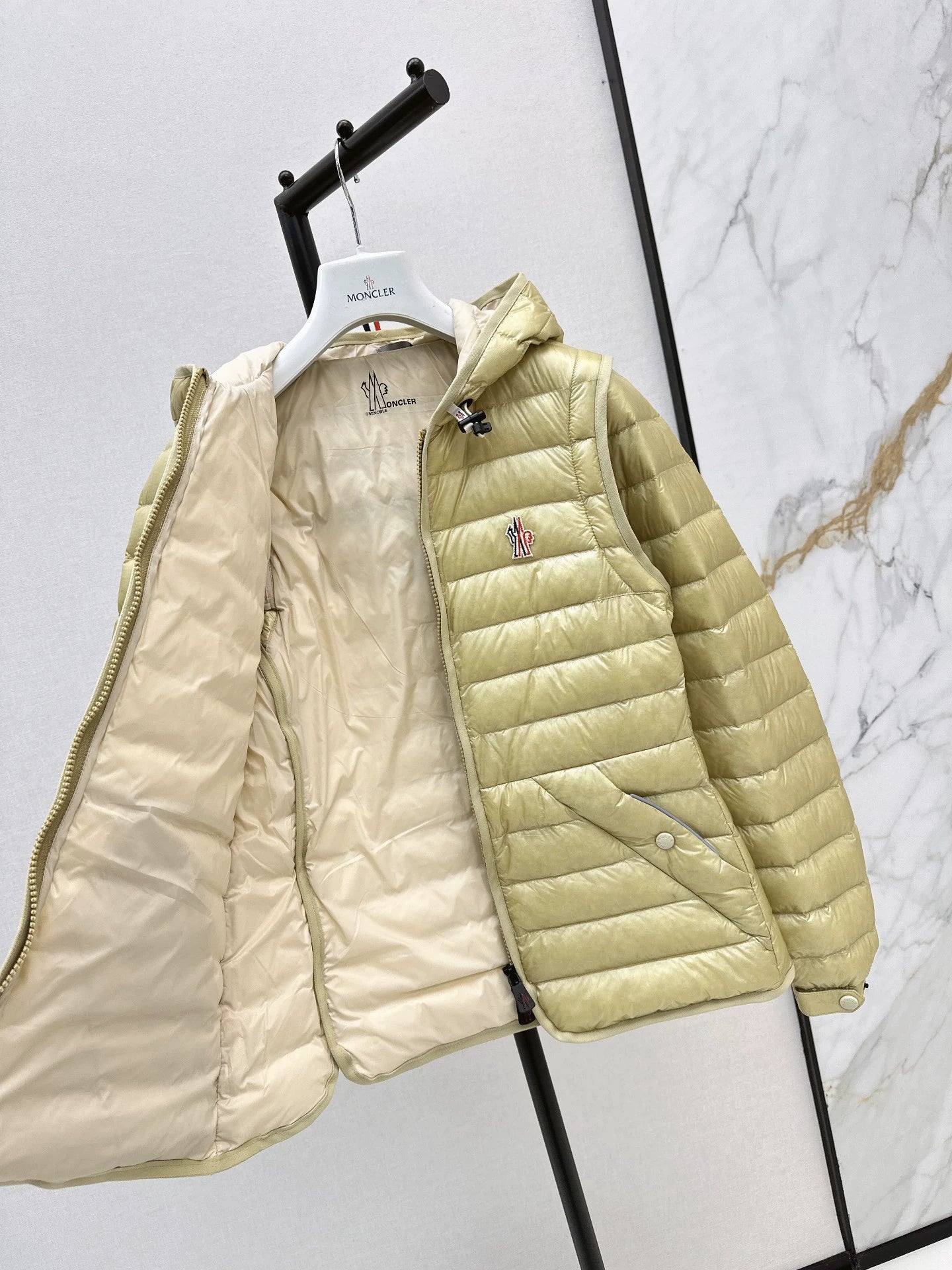 Mon 25fw New lightweight down jacket with detachable sleeves.