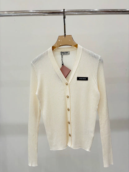 M 25 Frühling und Sommer neue V-Ausschnitt Buchstaben Logo Patch Metallknopf schlanke Strickjacke 