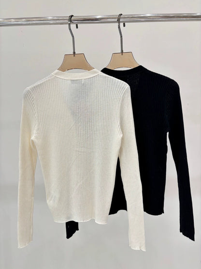 M 25 Frühling und Sommer neue V-Ausschnitt Buchstaben Logo Patch Metallknopf schlanke Strickjacke 