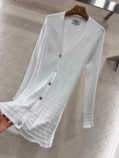 C 25Three-dimensional pattern V-neck open-front knitted skirt