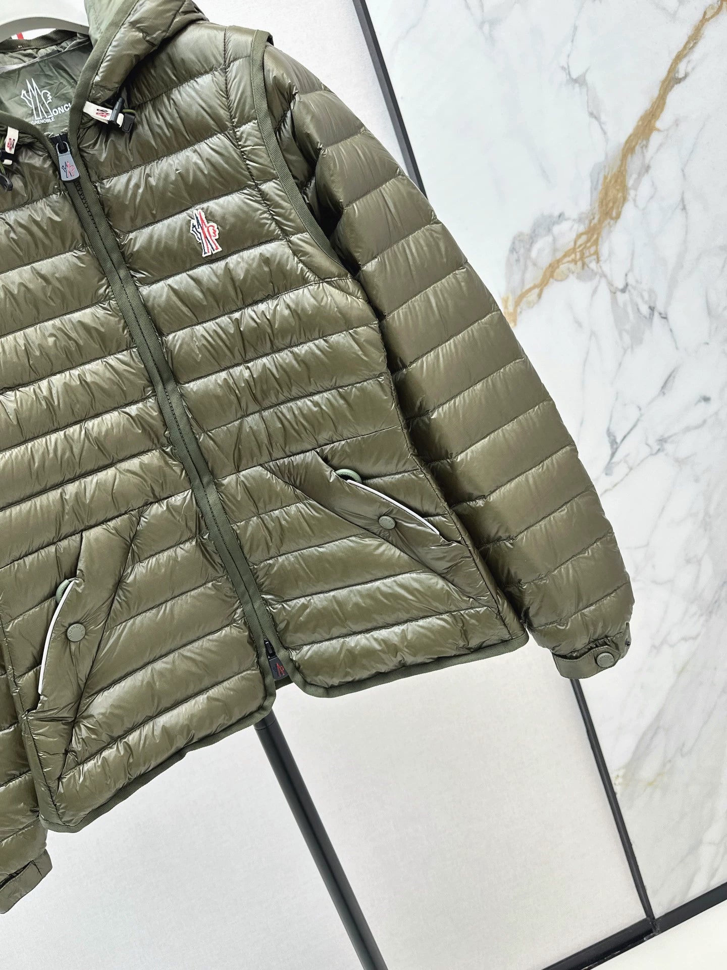 Mon 25fw New lightweight down jacket with detachable sleeves.