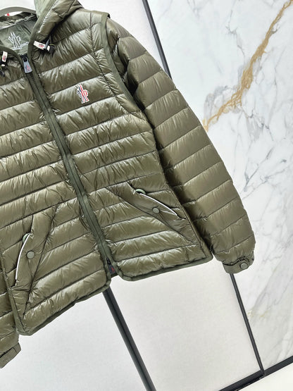 Mon 25fw New lightweight down jacket with detachable sleeves.