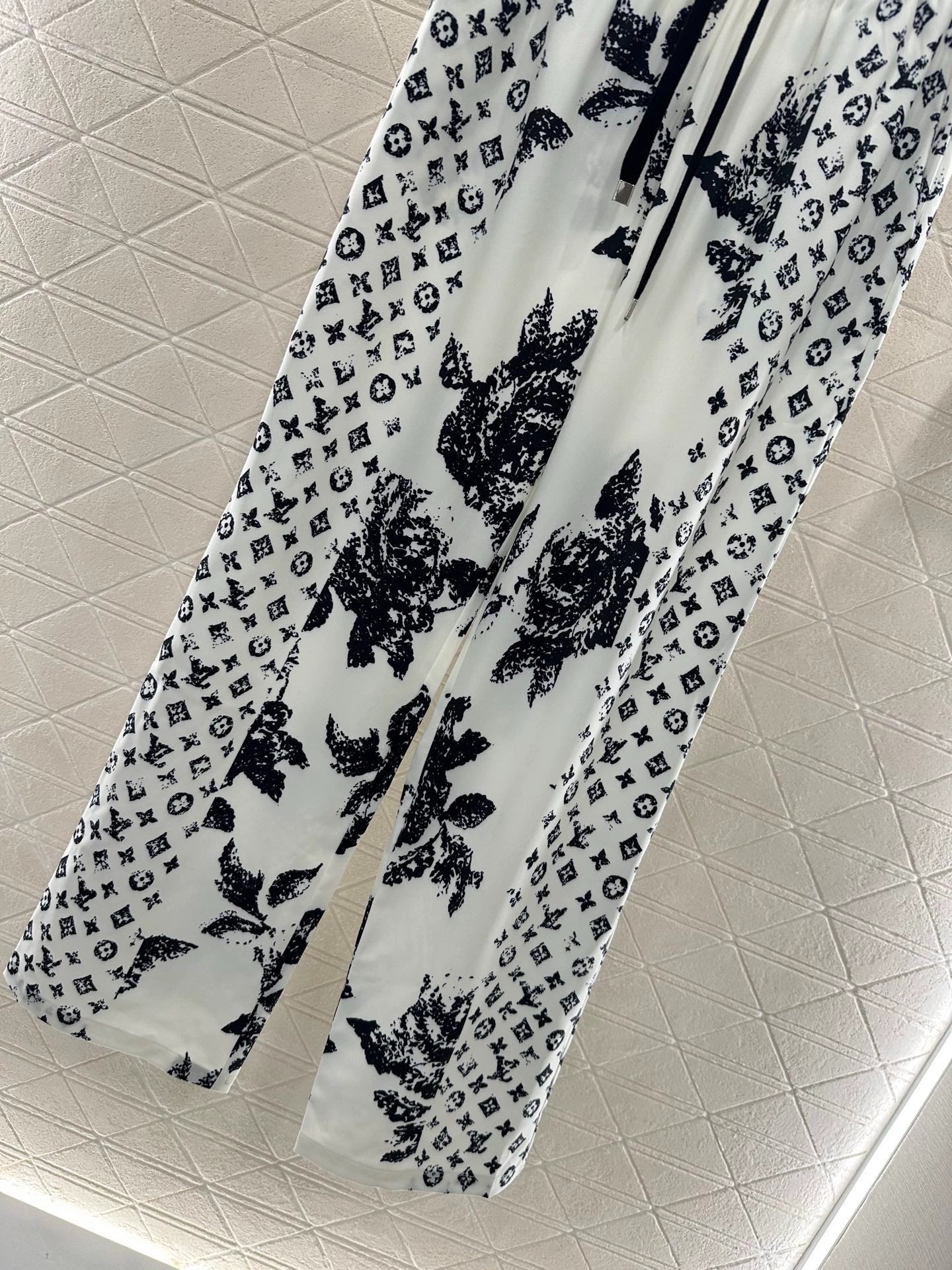L 25 Printed drawstring trousers