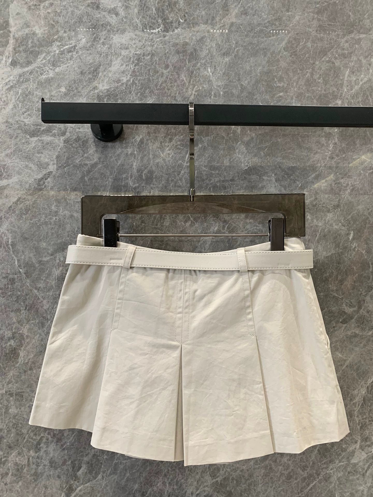 M 25 Belt skirt pleated skirt