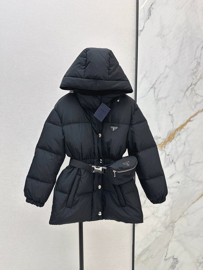 P 25fw Hooded slim-fit mid-length down jacket (with waist bag)