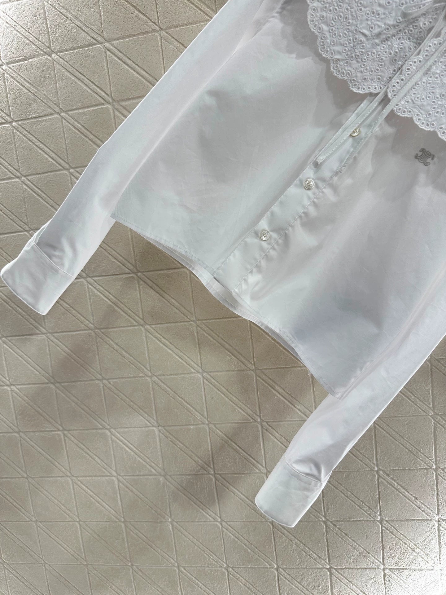 CE 25 Embroidered, hollowed-out shawl collar shirt.