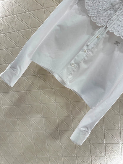 CE 25 Embroidered, hollowed-out shawl collar shirt.