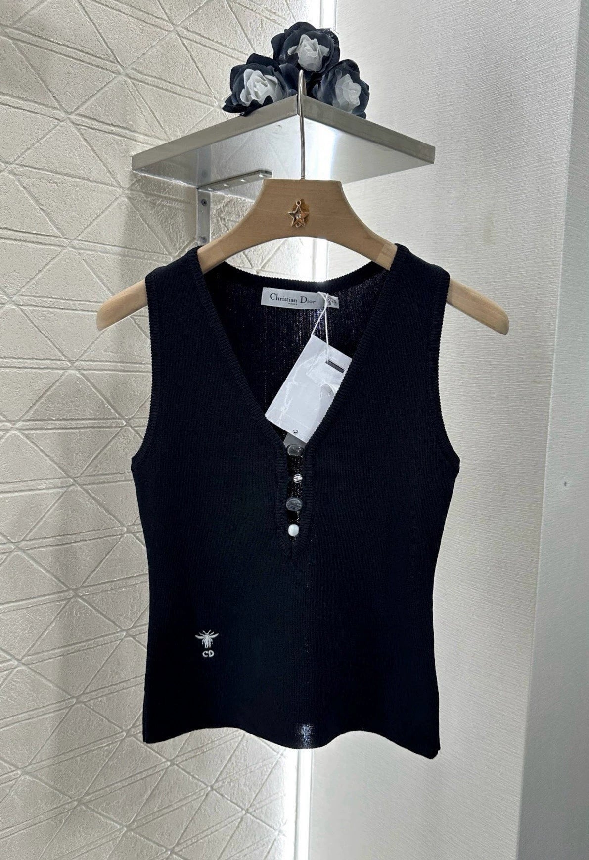 D 25 New Front Cutout Knit Vest