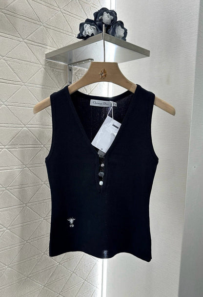 D 25 New Front Cutout Knit Vest