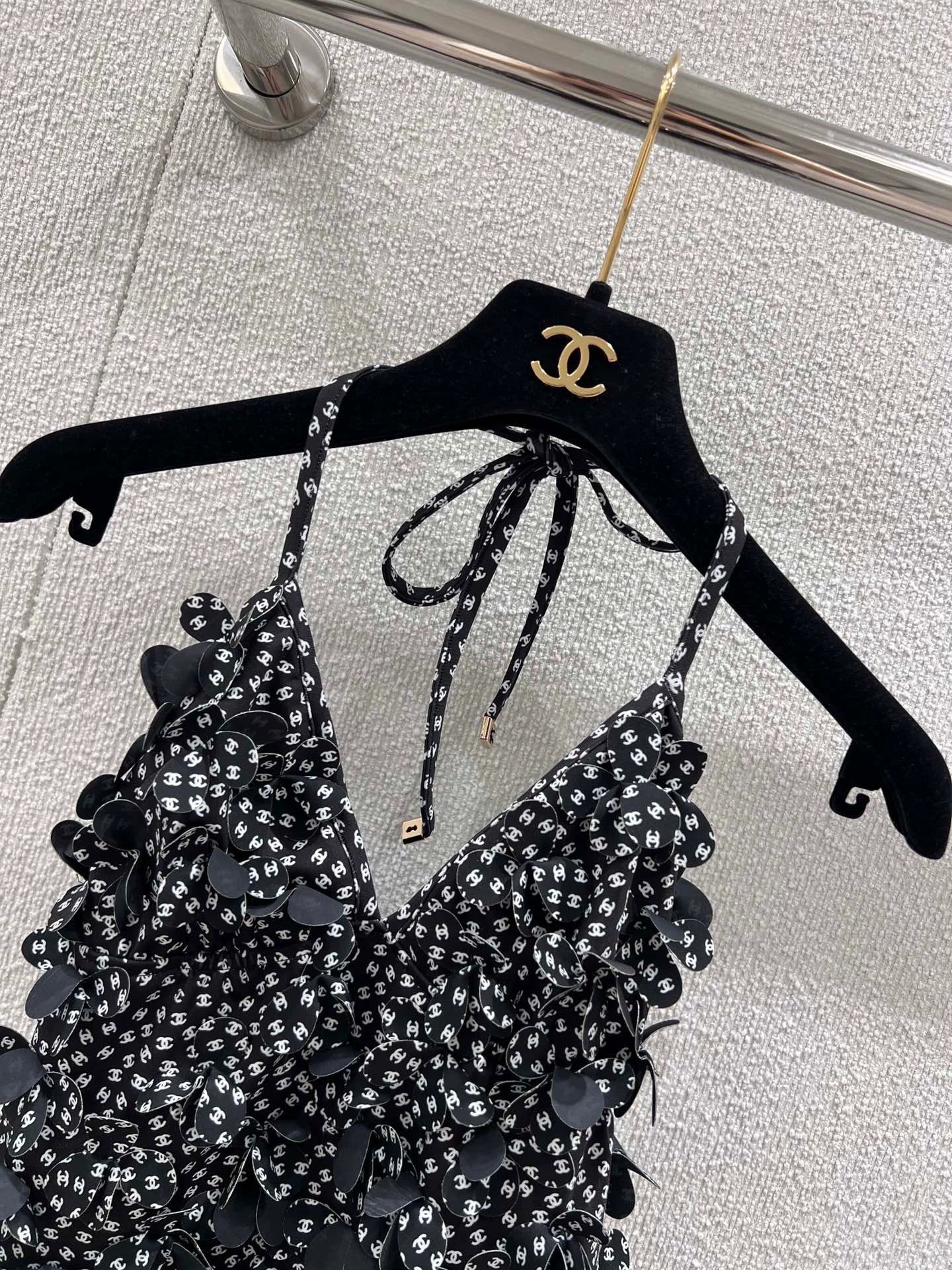 C 25 Floral Neck Camisole(black\white)
