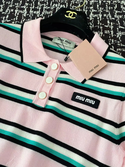 Haut en tricot à manches courtes et revers boutonnés à rayures contrastées M 25 (blanc/rose) 
