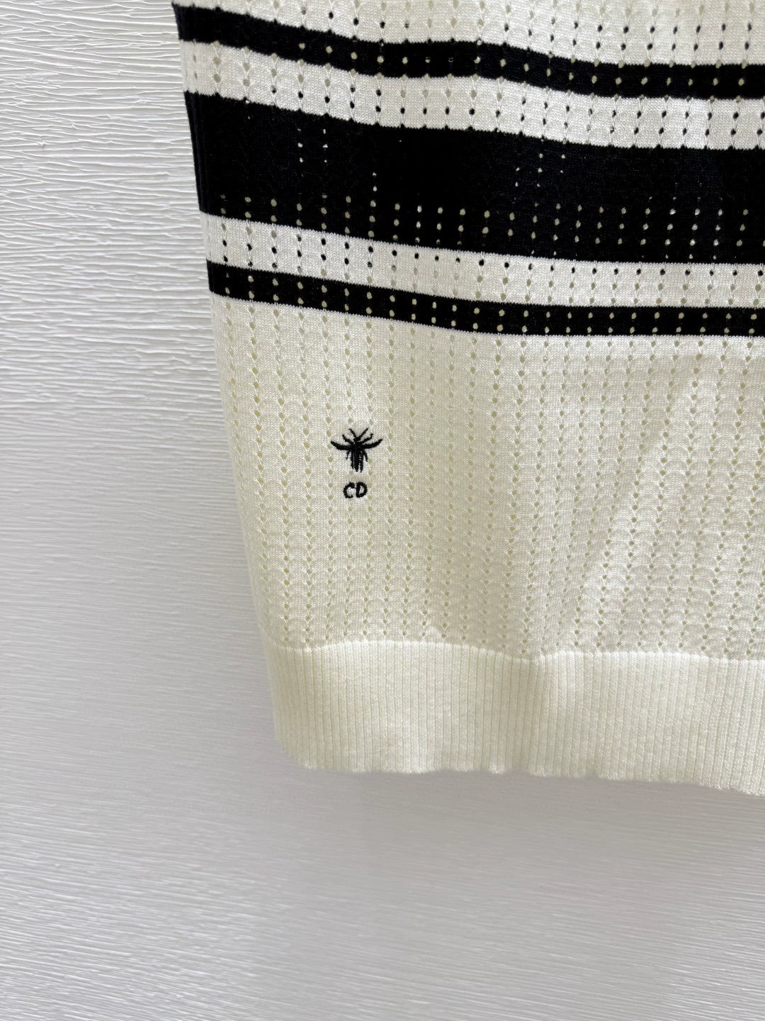 D 25 New Bee Embroidery Clashing Stripe Collar Sleeveless Knit Tank Top