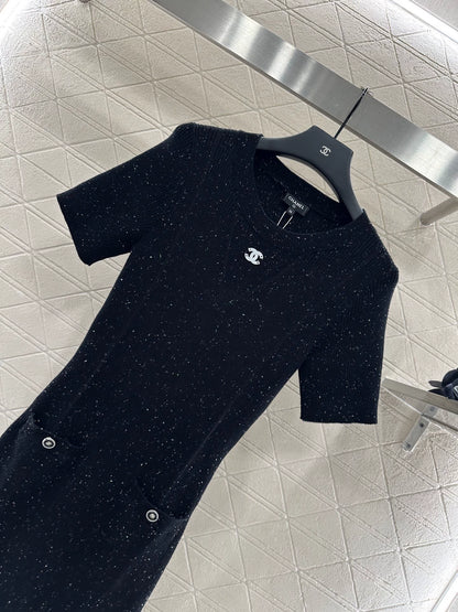 C 25 Simple black knitted short-sleeved dress.