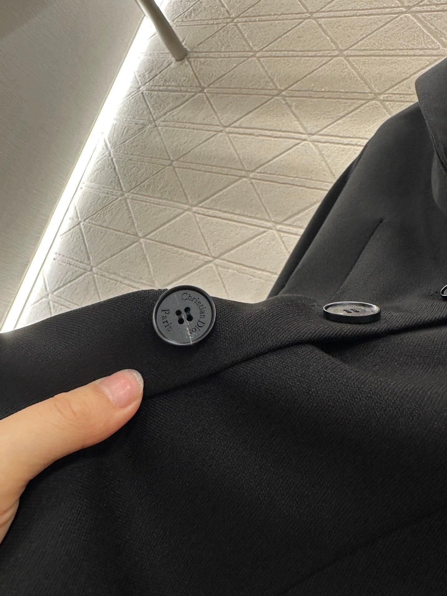 D 25 Wide-sleeved, waisted, short suit.