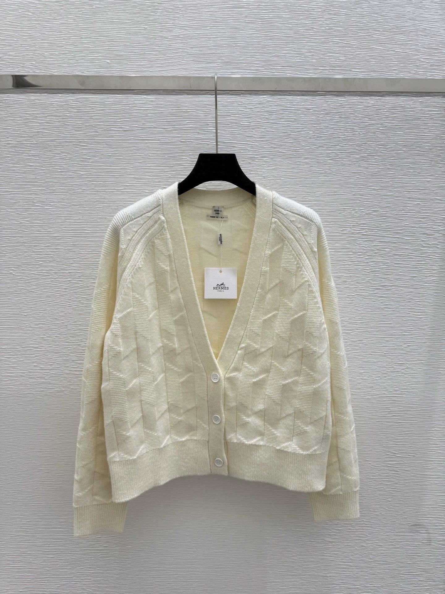 H 25 New Solid Color Simple V-Neck Knit Cardigan（Green Beige Red）