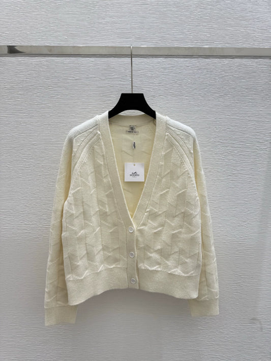 H 25 New Solid Color Simple V-Neck Knit Cardigan（Green Beige Red）