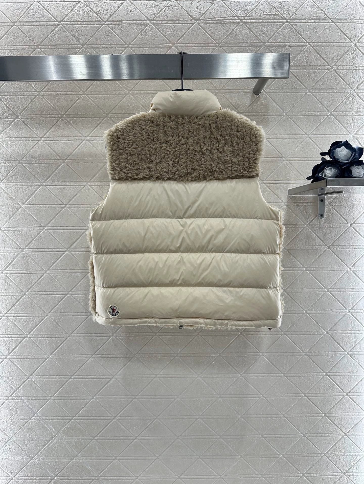 MO 25 Plush Zipper Down Vest