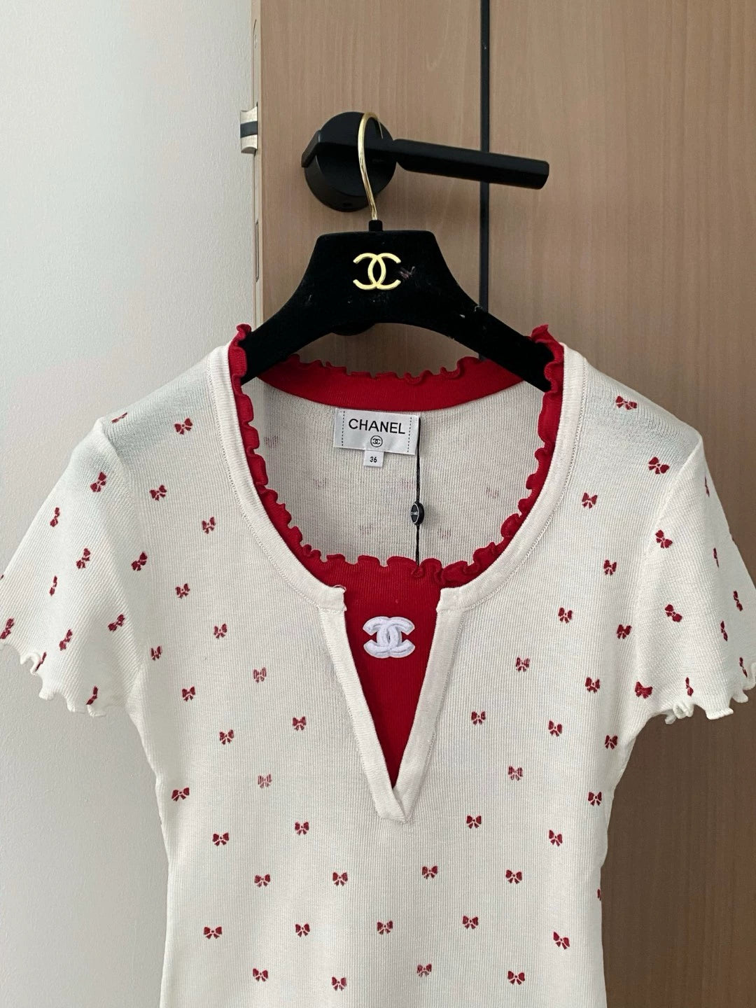 C 25 Nouveau haut en tricot à manches courtes avec bordure à nœud contrastant 