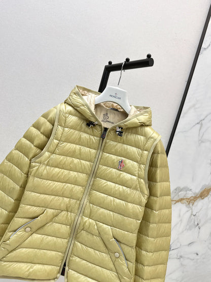 Mon 25fw New lightweight down jacket with detachable sleeves.