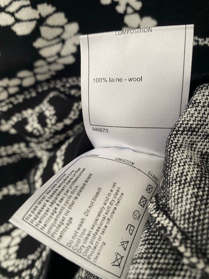 Gilet tricoté sans manches à col rond et motif pétale C 25 
