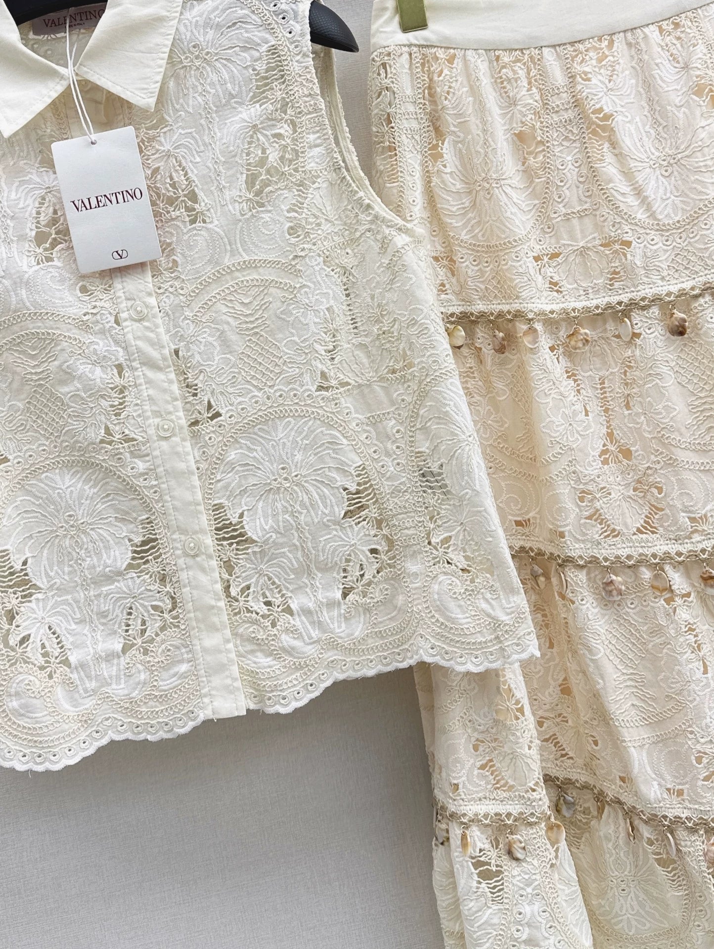 V 25 new water-soluble flower sleeveless top + lace decoration cake half-skirt vacation style set