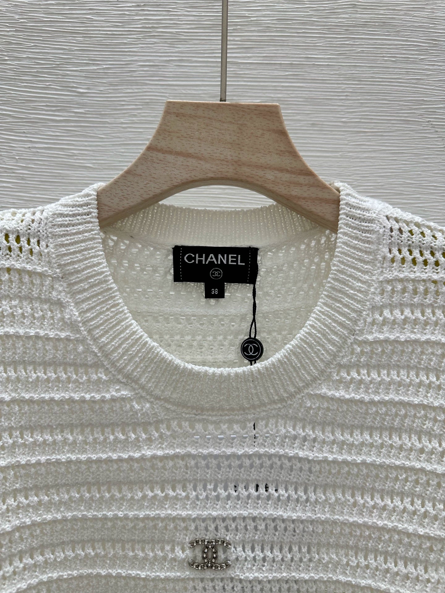 25 New Cutout Knit Splicing Tassel Metal Logo Vest