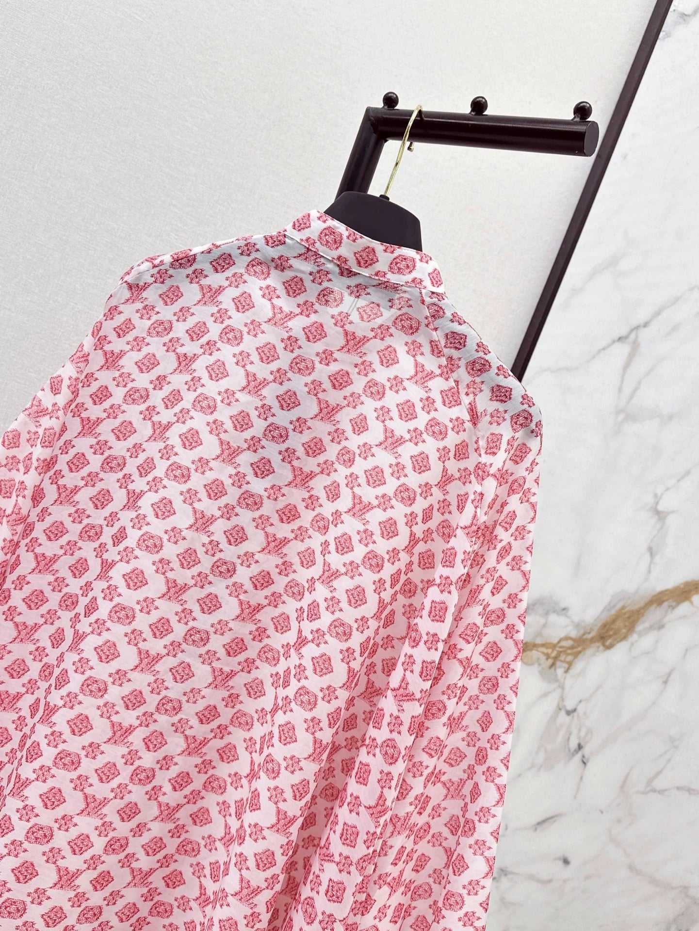 L 25 New irregular cape style shirt