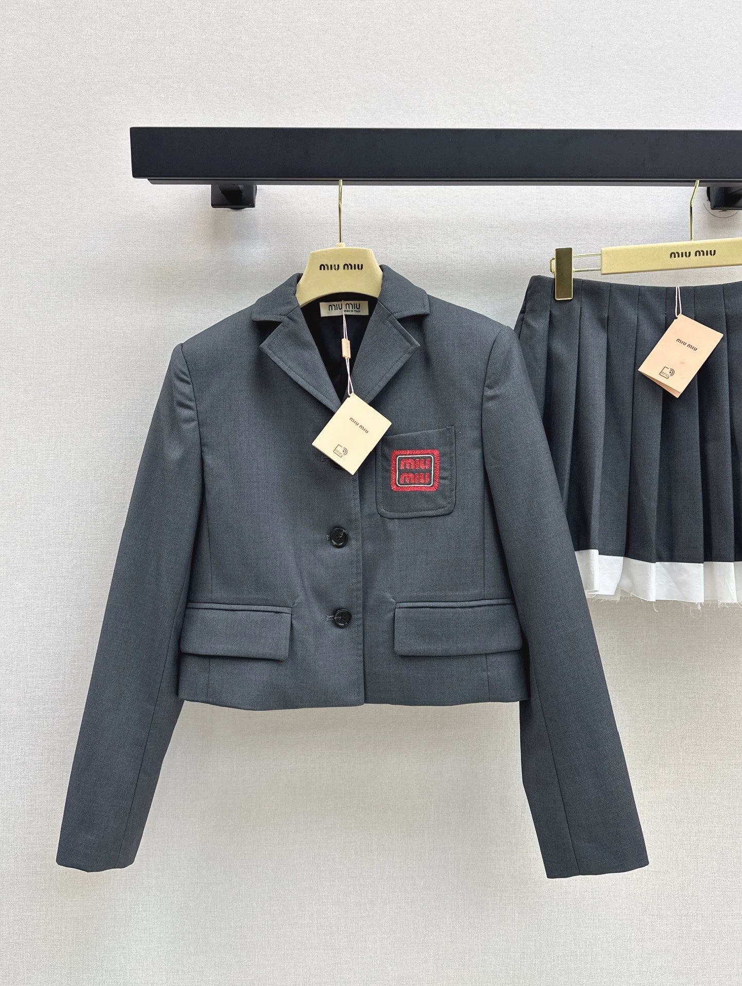 M 25 new age-reducing outfits Short suit jacket + contrasting color stitching pleated skirt