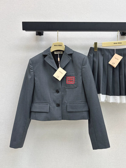 M 25 new age-reducing outfits Short suit jacket + contrasting color stitching pleated skirt
