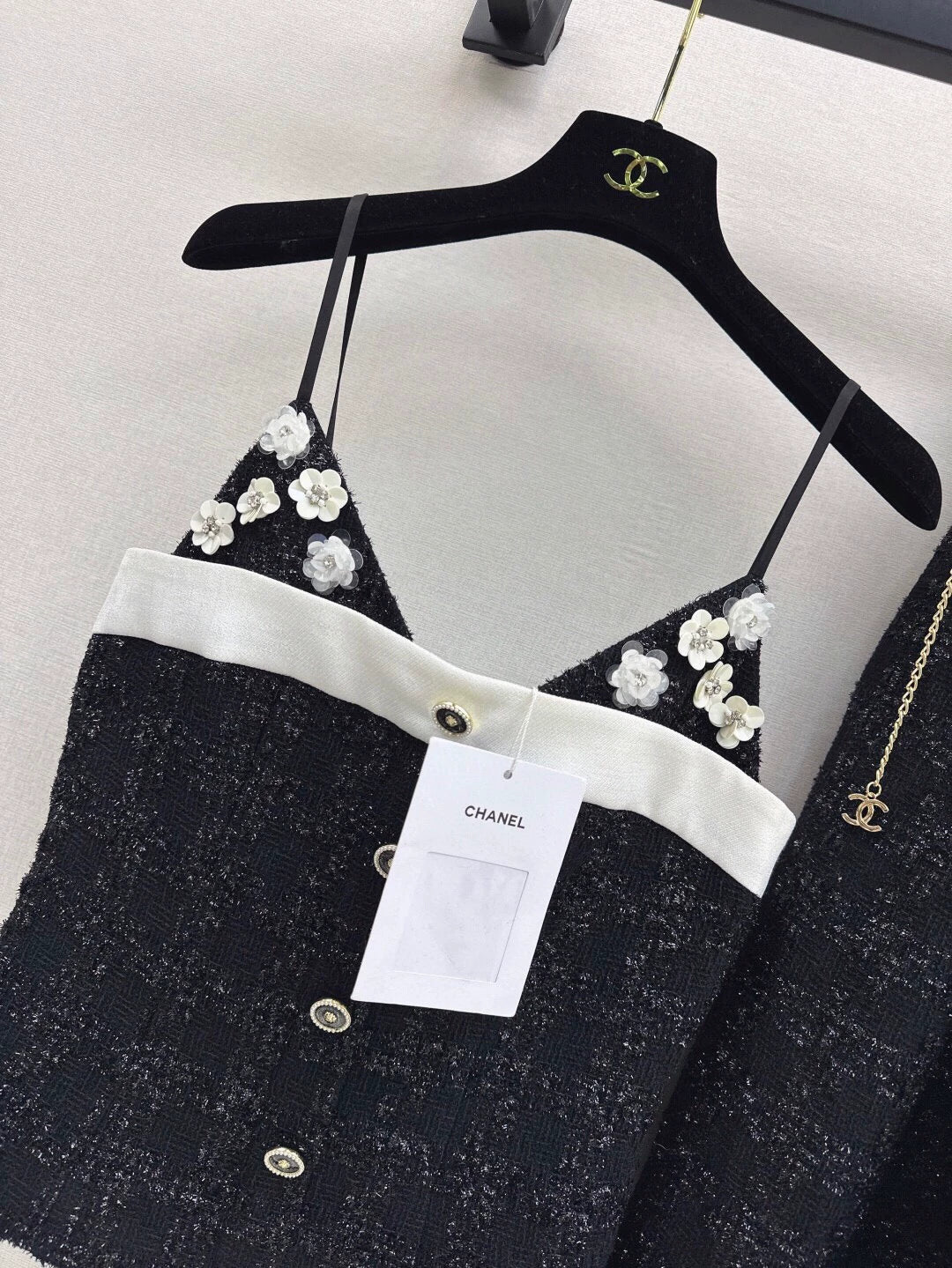C New Spring/Summer 3D Flower Embellished Camisole with Waist Chain, High-Waisted Skirt
