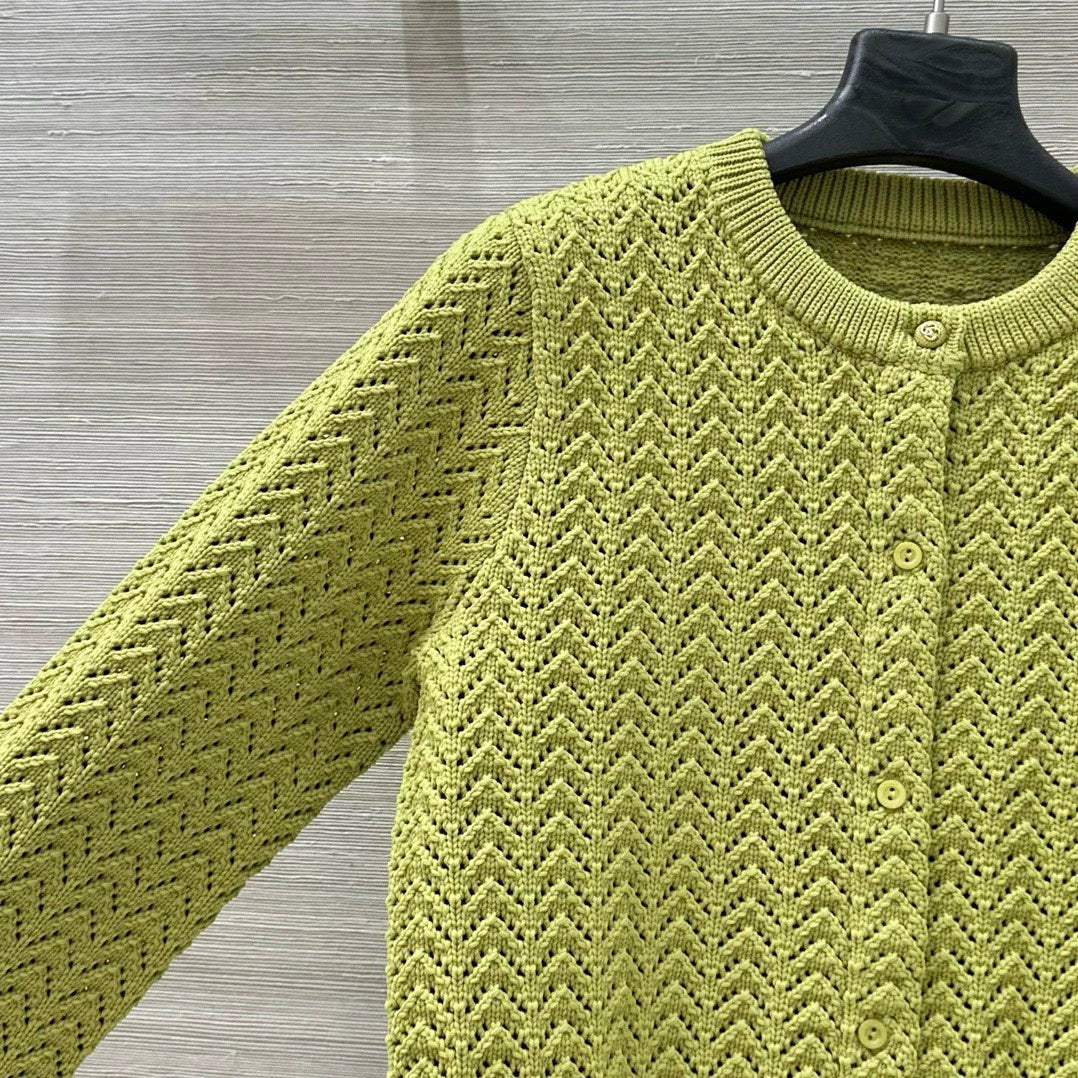 G 25 New Knitted cardigan with cut-out design.