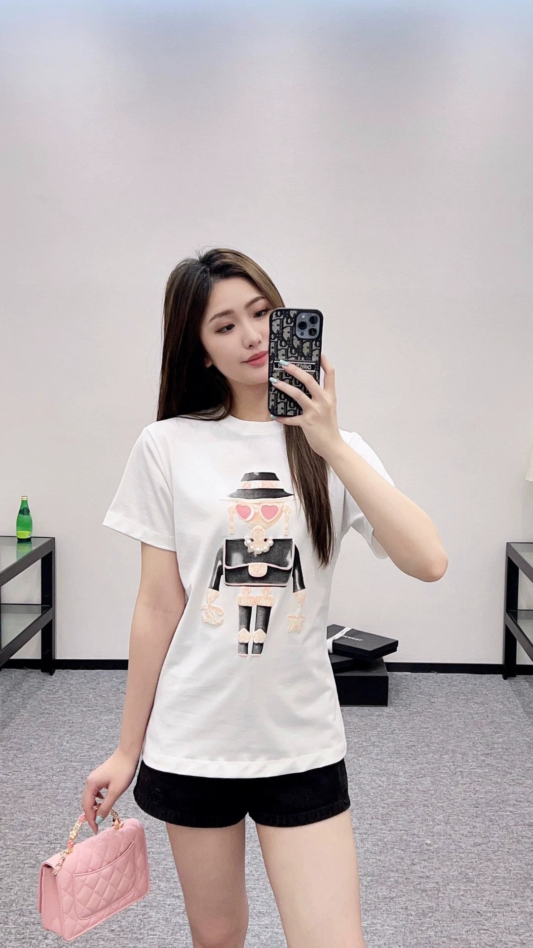 C 25 Crew neck, bag and doll print, pearl T-shirt.