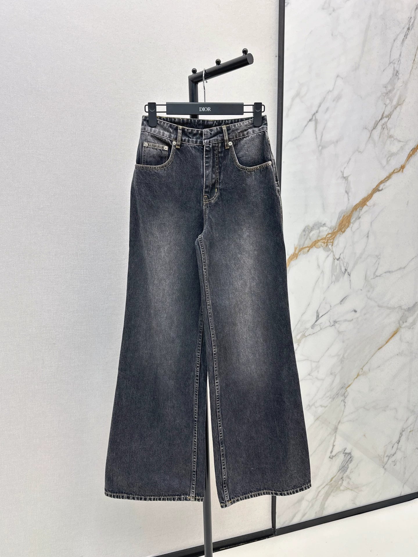 D 25 Damaged loose jeans
