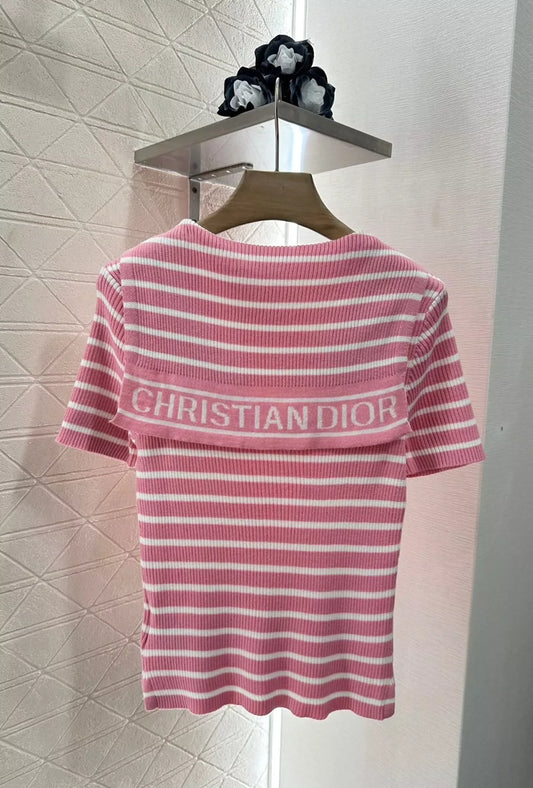 D Spring/Summer 25 Shawl-neck, striped knit short-sleeve top.