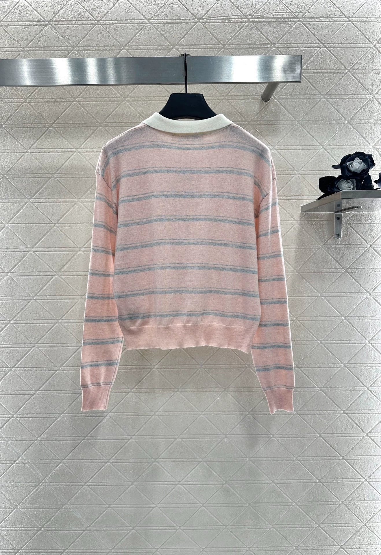 D 25 Lapel striped knit long-sleeved top.