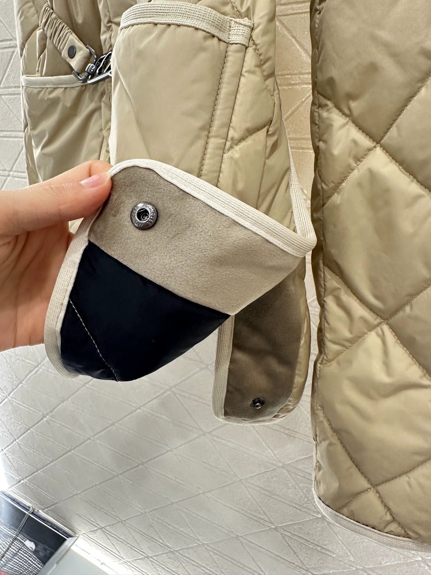 Mon 25 Down jacket with detachable belt and lapel