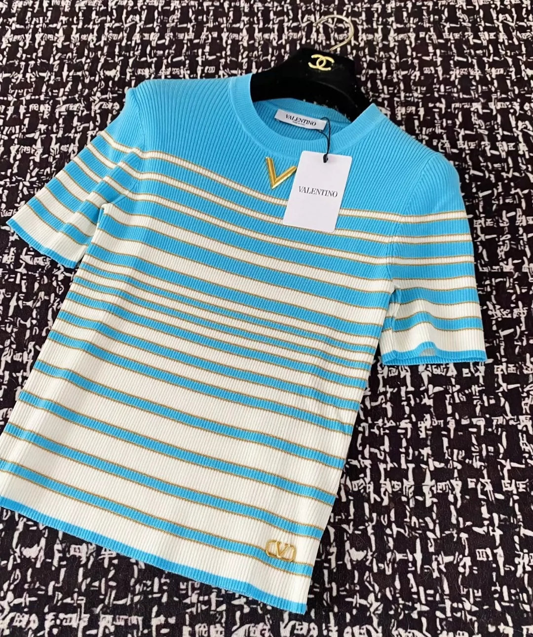 V 25 Nouveau haut en tricot à manches courtes et col rond avec boutons métalliques et rayures (bleu marine, bleu) 
