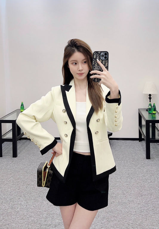 Ba 25 Contrast-color lapel suit.