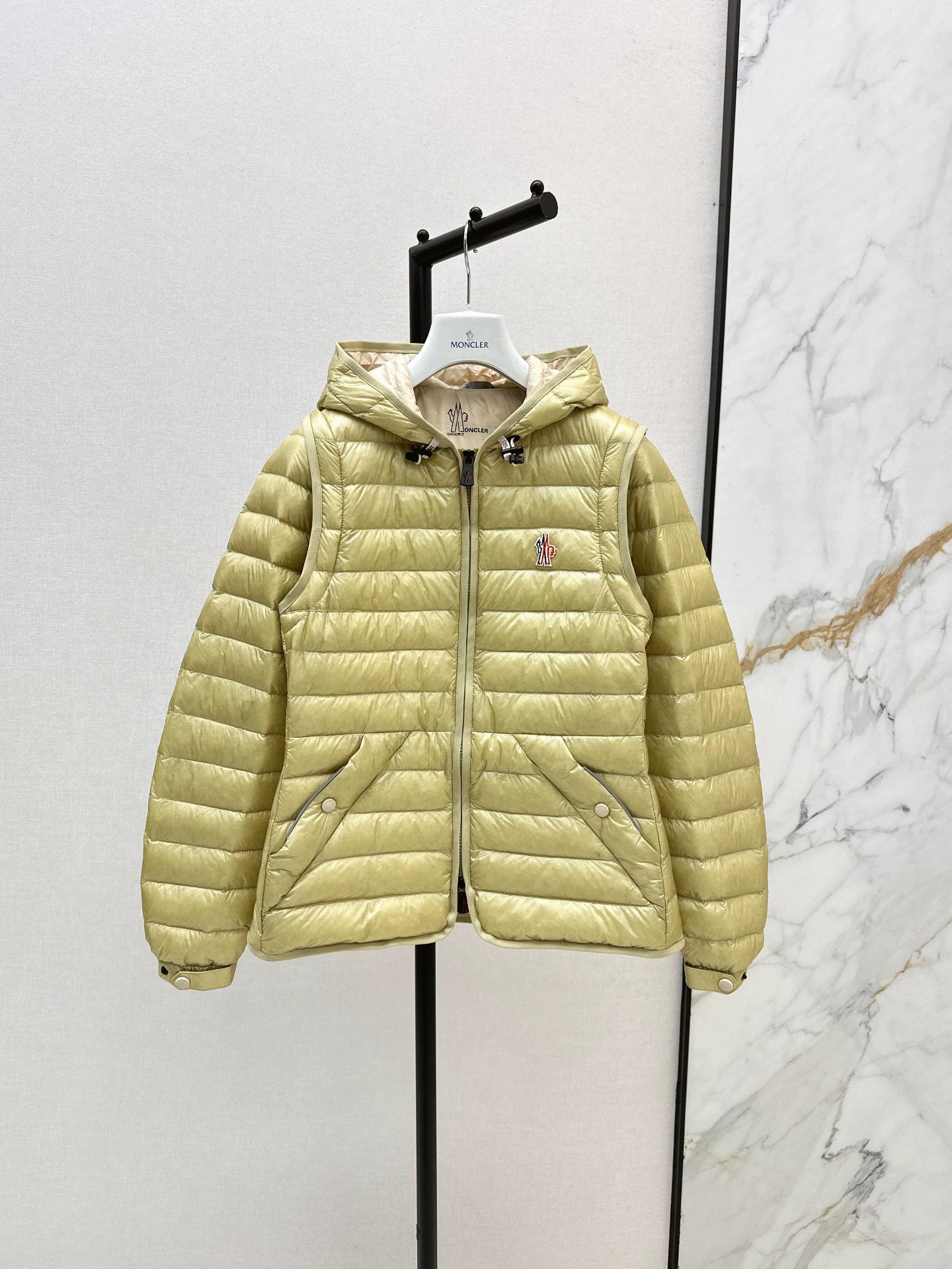 Mon 25fw New lightweight down jacket with detachable sleeves.